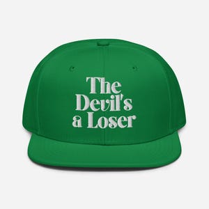 Gorra cristiana de visera plana con cierre a presión - Gorra blanca con la letra "El Diablo es un Perdedor" - Gorra de fe - Gorra cristiana ajustable - Regalo cristiano