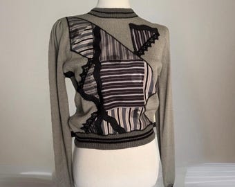 Suéter gris de punto patchwork para mujer, talla pequeña: top de manga larga a rayas con detalle de encaje y hombreras, jersey único de vanguardia.