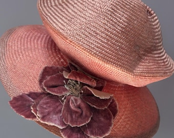 Sombrero de paja antiguo esculpido / Adorno floral de terciopelo / Sombrerería firmada / Sombrero artístico rosa / Sombrero vintage de ala ancha de los años 40