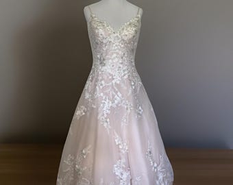 Vestido de novia de encaje Eddy K Couture / Vestido de gala color marfil sobre rubor / Vestido de novia corte A talla pequeña / Polisón / Corpiño incorporado / Talla 8/10