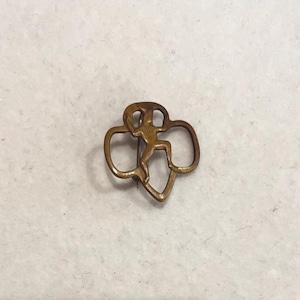Vintage (1970s) Girl Scouts Brownie Trefoil Membership Pin • “Pixie/Sprite” Design • Brass C‑Clasp