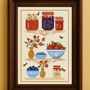 Puede incluir: Patrón de punto de cruz de un estante con tarros de mermelada, cuencos de bayas y flores. Los tarros son rojos, morados y naranjas. Los cuencos son azules y blancos. Las flores son rojas y amarillas.