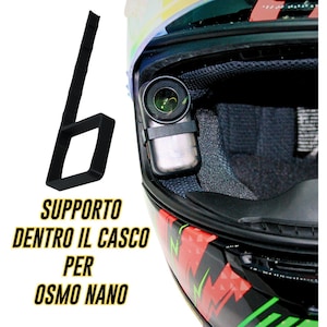 Puede incluir: Soporte y soporte de cámara negros para un casco, diseñado para una cámara Osmo Nano. El soporte se muestra instalado dentro de un colorido casco de motocicleta. El texto "SUPPORTO DENTRO IL CASCO PER OSMO NANO" es visible.