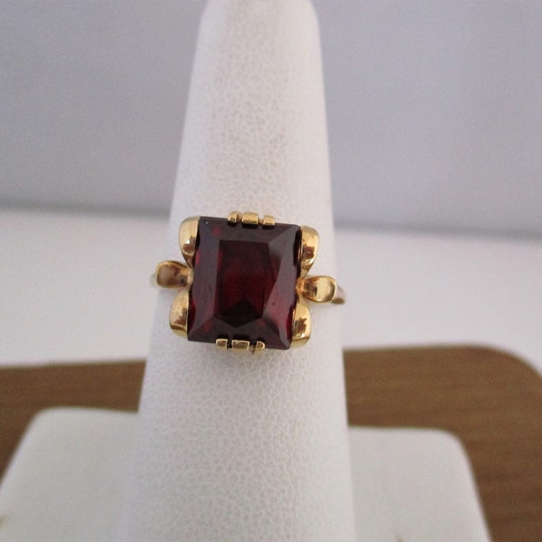 Vintage Yellow Gold Garnet Ring