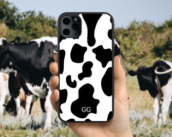 Peut inclure: Coque de téléphone à imprimé vache noir et blanc avec un monogramme "GG" noir. La coque est conçue pour un iPhone.