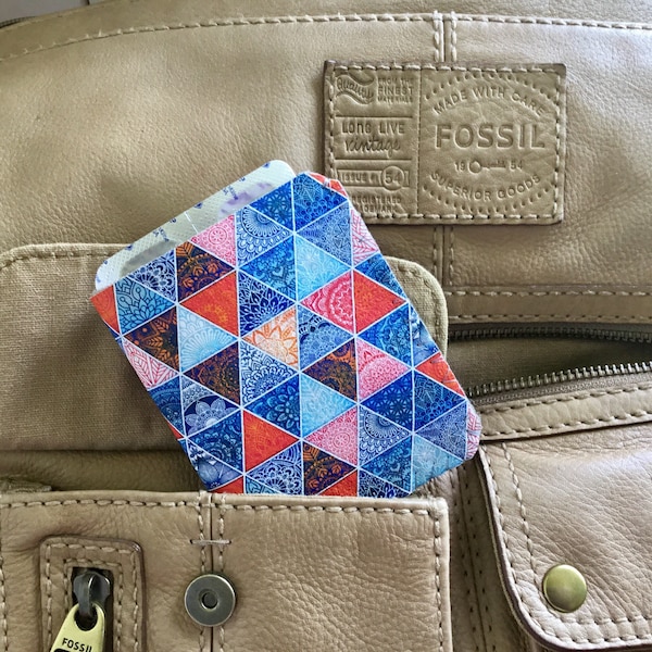 Estuche de píldoras anticonceptivas, Funda anticonceptiva, Estuche de píldoras anticonceptivas, Estuche discreto para píldoras anticonceptivas, Pill Cozy - Triangle Karma