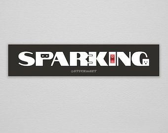 Puede incluir: Diseño gráfico en blanco y negro con la palabra "SPARKING" en letras blancas. Las letras están estilizadas con iconos relacionados con la electricidad, como un interruptor de luz, un enchufe y una cuchilla de afeitar. El texto "@STUCKONSET" aparece debajo de la palabra "SPARKING".