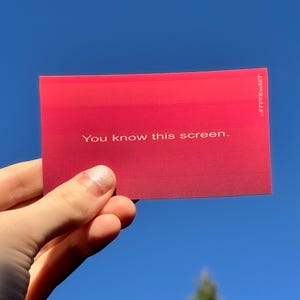 MediaOffline Screen – マットビニール製ポストプロダクションステッカー | エディター/カラリスト向けユーモア | 10×5cm