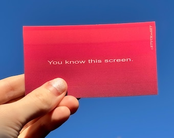 Puede incluir: Una tarjeta roja con el texto "You know this screen." y las palabras "@STUCKONSET" impresas verticalmente en el lado derecho. La tarjeta se sostiene contra un cielo azul.
