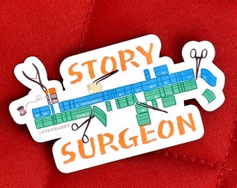 Puede incluir: Una pegatina troquelada con el texto naranja STORY SURGEON. El diseño incluye bloques rectangulares azules y verdes de línea de tiempo de edición de video, tijeras quirúrgicas negras, aguja e hilo y el pequeño texto @STUCKonSET.