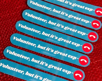 Puede incluir: Un conjunto de pegatinas azules con el texto "Volunteer, but it's great exp-" en blanco y un icono de teléfono rojo. Las pegatinas están dispuestas sobre una superficie roja texturizada.