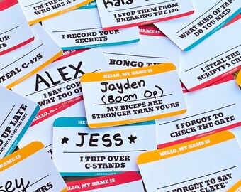 Puede incluir: Un conjunto de etiquetas blancas con texto negro y bordes coloridos. Las etiquetas presentan frases humorísticas y nombres, como "Jayden (Boom Op)" y "Robo las cosas de Scripty". Los bordes son rojos, amarillos y turquesas.
