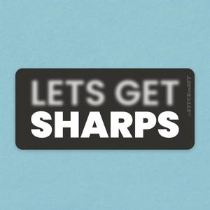 Let’sGetSharps – Adesivo per troupe cinematografica in vinile opaco / Assistente alla ripresa / Umorismo per chi tira la messa a fuoco / Resistente 10×4,5 cm (≈4×1,8 pollici)