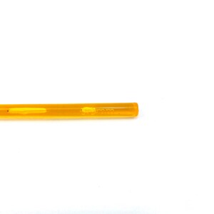 Pu&ograve; includere: Primo piano di una cannuccia di plastica trasparente e gialla con la scritta "5mm" stampata su di essa.