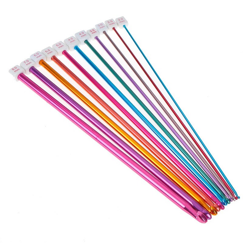 Peut inclure: Un ensemble de 10 aiguilles &agrave; tricoter color&eacute;es avec des embouts en plastique blanc. Les aiguilles sont dispos&eacute;es par ordre de taille, de 2,0 mm &agrave; 8,0 mm. Chaque aiguille est &eacute;tiquet&eacute;e avec sa taille en millim&egrave;tres.