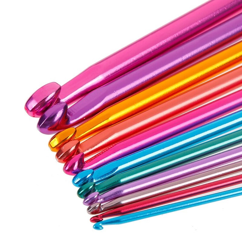 Peut inclure: Un ensemble de crochets &agrave; crochet color&eacute;s en aluminium. Les crochets sont dispos&eacute;s en arc-en-ciel, le plus grand crochet en haut et le plus petit en bas.