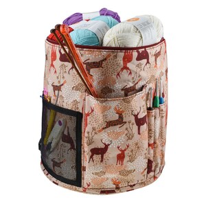 Puede incluir: Una bolsa de almacenamiento de hilo beige con un dise&ntilde;o de estampado de ciervos. La bolsa tiene un cierre de cremallera, un bolsillo de malla y varios bolsillos para guardar agujas de tejer y otros accesorios. La bolsa est&aacute; llena de ovillos de hilo de varios colores.