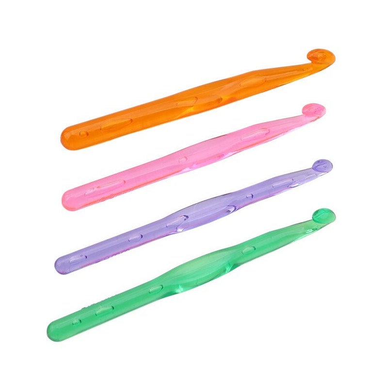 Pu&ograve; includere: Quattro uncini da uncinetto in plastica colorati, arancione, rosa, viola e verde, sono disposti in fila su uno sfondo bianco.