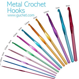 Op de afbeelding: Een verzameling kleurrijke metalen haaknaalden in verschillende maten, vari&euml;rend van 2 mm tot 8 mm. De haken zijn diagonaal gerangschikt, met de grootte van elke haak duidelijk aangegeven. De tekst "Metal Crochet Hooks" en een websiteadres zijn zichtbaar.