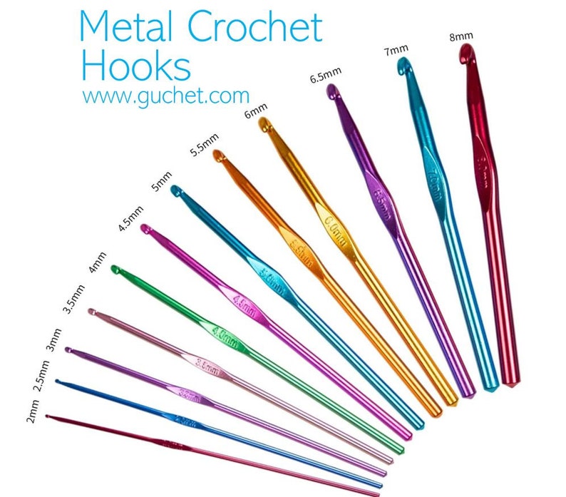 Op de afbeelding: Een verzameling kleurrijke metalen haaknaalden in verschillende maten, vari&euml;rend van 2 mm tot 8 mm. De haken zijn diagonaal gerangschikt, met de grootte van elke haak duidelijk aangegeven. De tekst "Metal Crochet Hooks" en een websiteadres zijn zichtbaar.