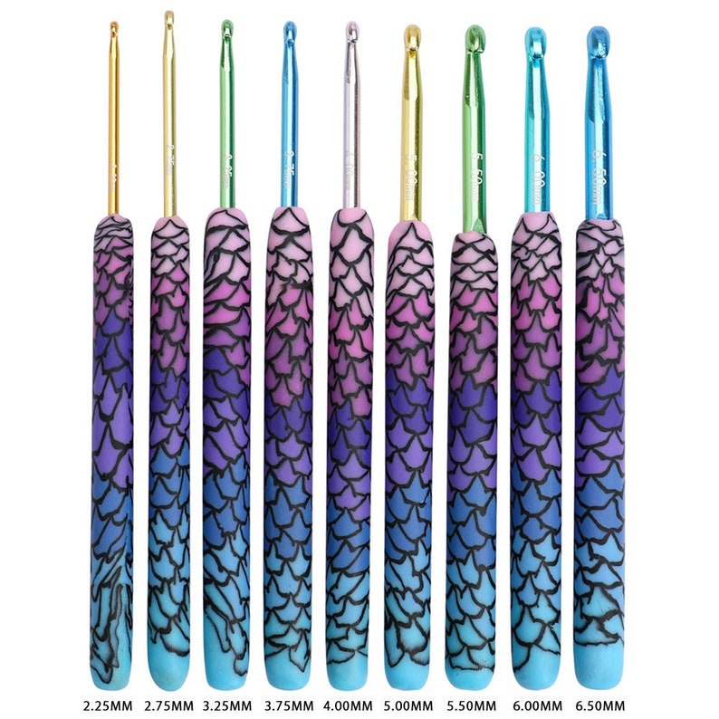 May include: Set of 10 crochet hooks with mermaid scale design. The hooks are made of aluminum and have a variety of sizes, ranging from 2.25 mm to 6.50 mm.