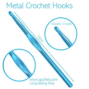 Op de afbeelding: Een lichtblauwe metalen haaknaald, 15 cm lang, met een maatmarkering van 2,0 mm. De afbeelding bevat de tekst "Metal Crochet Hooks" en "Includes 12 sizes". De haaknaald is gemaakt van een duurzame legering.