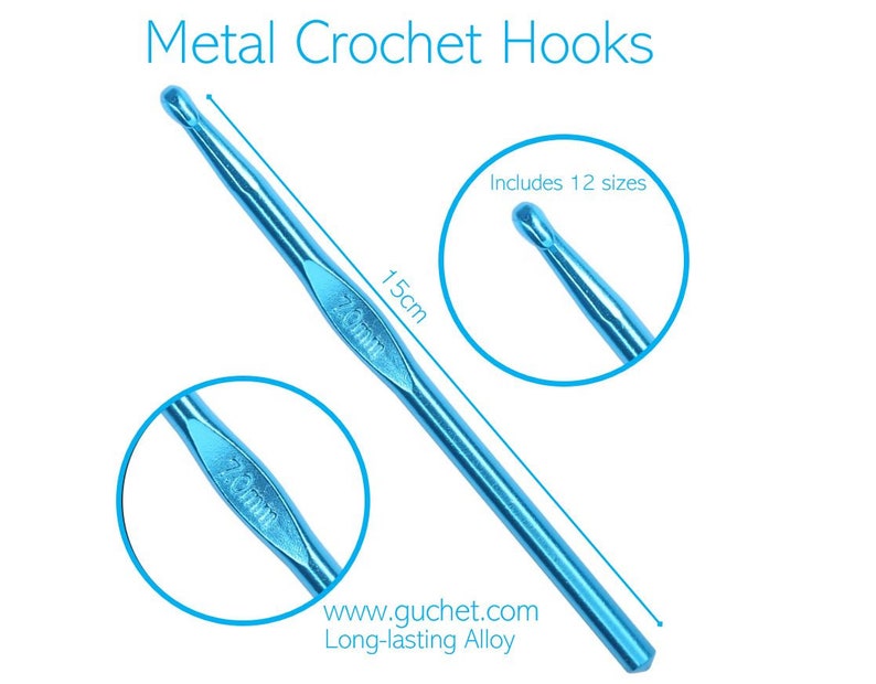 Op de afbeelding: Een lichtblauwe metalen haaknaald, 15 cm lang, met een maatmarkering van 2,0 mm. De afbeelding bevat de tekst "Metal Crochet Hooks" en "Includes 12 sizes". De haaknaald is gemaakt van een duurzame legering.