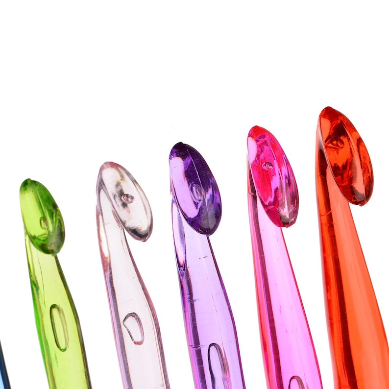 Pu&ograve; includere: Un set di sei uncinetti colorati, con un uncinetto verde, trasparente, viola, rosa e rosso. Gli uncinetti sono in plastica e hanno una finitura liscia.