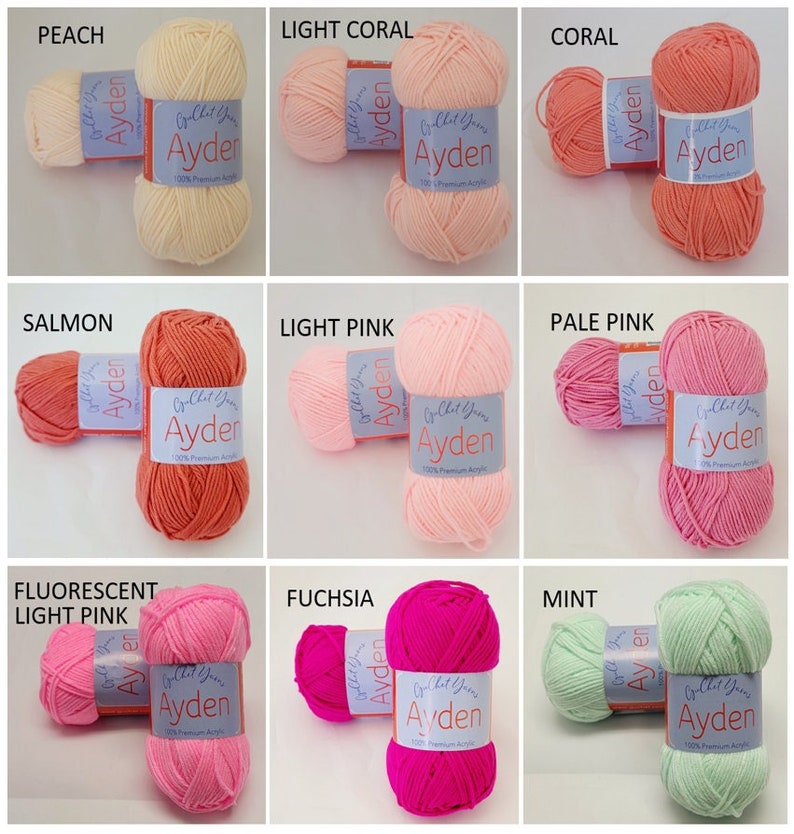 Op de afbeelding: Een verzameling van negen bollen Ayden-garen in verschillende kleuren, waaronder perzik, licht koraal, koraal, zalm, lichtroze, zachtroze, fluorescerend lichtroze, fuchsia en mint. Elke bol is voorzien van een label met de merknaam en de vezelsamenstelling.
