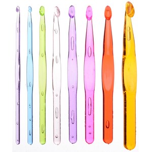 Pu&ograve; includere: Set di otto uncinetti di plastica colorati. Gli uncinetti sono disposti in una fila da sinistra a destra, con l'uncinetto pi&ugrave; piccolo a sinistra e l'uncinetto pi&ugrave; grande a destra. Gli uncinetti sono di diversi colori, tra cui blu, verde, trasparente, viola, rosa, arancione e giallo.