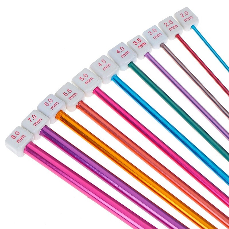 Peut inclure: Un ensemble de dix aiguilles &agrave; tricoter color&eacute;es avec des embouts en plastique blanc. Les aiguilles sont &eacute;tiquet&eacute;es avec leur taille en millim&egrave;tres, allant de 2,0 mm &agrave; 8,0 mm.