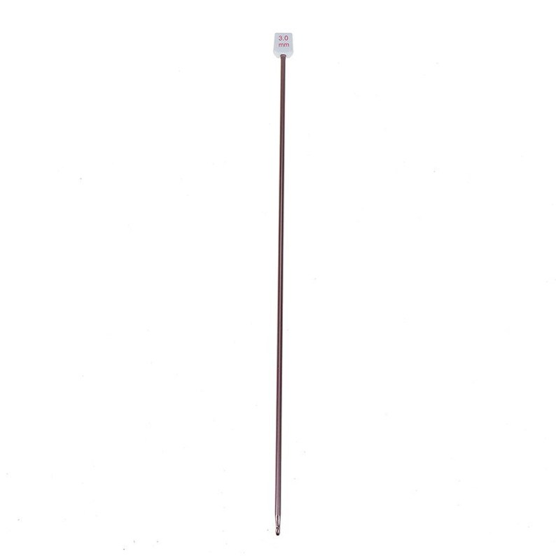 Peut inclure: Une aiguille &agrave; tricoter de 3,0 mm avec un manche en m&eacute;tal brun et une pointe en plastique blanc.