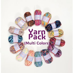 Op de afbeelding: Een cirkelvormige opstelling van veelkleurige garenbollen, elk met het label "Ayden". De tekst "Yarn Pack (Multi Colors)" staat in het midden. De garenkleuren omvatten roze, blauw, geel en bruin.