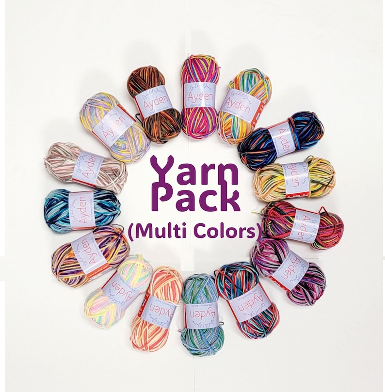 Op de afbeelding: Een cirkelvormige opstelling van veelkleurige garenbollen, elk met het label "Ayden". De tekst "Yarn Pack (Multi Colors)" staat in het midden. De garenkleuren omvatten roze, blauw, geel en bruin.