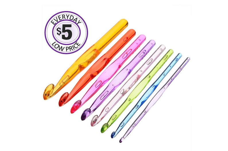 Pu&ograve; includere: Un set di otto uncinetti in plastica colorati. Gli uncinetti sono disposti a forma di arcobaleno, con l'uncinetto pi&ugrave; grande in alto e quello pi&ugrave; piccolo in basso. Gli uncinetti sono tutti in plastica trasparente e hanno una finitura liscia e arrotondata.