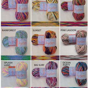 Op de afbeelding: Negen strengen Ayden-garen in diverse kleurencombinaties. Elke streng heeft een label met de merknaam en "100% Premium Acrylic". De kleurstijlen omvatten "Water Park", "Marsh Swamp", "Pink Lake", "Rainforest", "Sunset", "Pink Lagoon", "Splash Land", "Big Surf" en "Ocean Party".