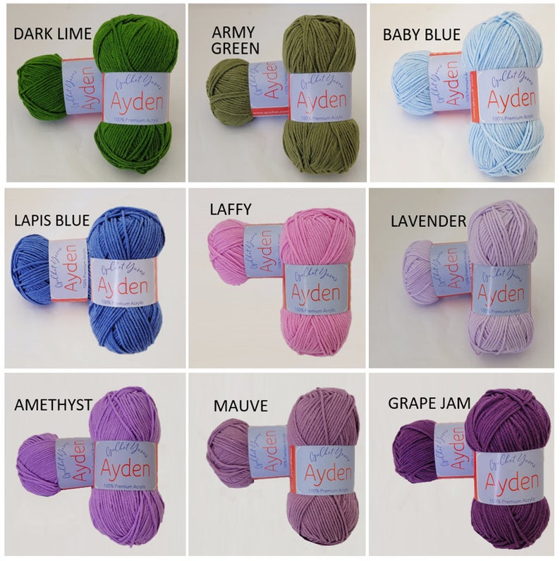 Op de afbeelding: Een verzameling van negen bollen Ayden-garen in verschillende kleuren. Kleuren zijn onder meer donkergroen, legergroen, babyblauw, lapisblauw, laffy, lavendel, amethist, mauve en druivenjam. Elke bol heeft een label met "Ayden".