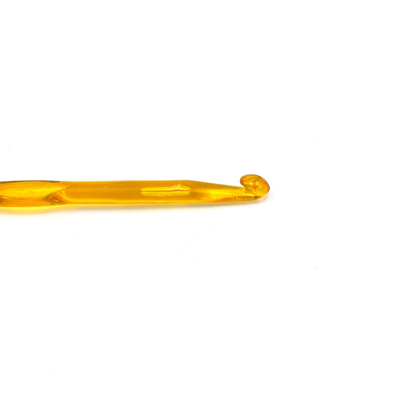 Pu&ograve; includere: Un uncinetto di plastica giallo.