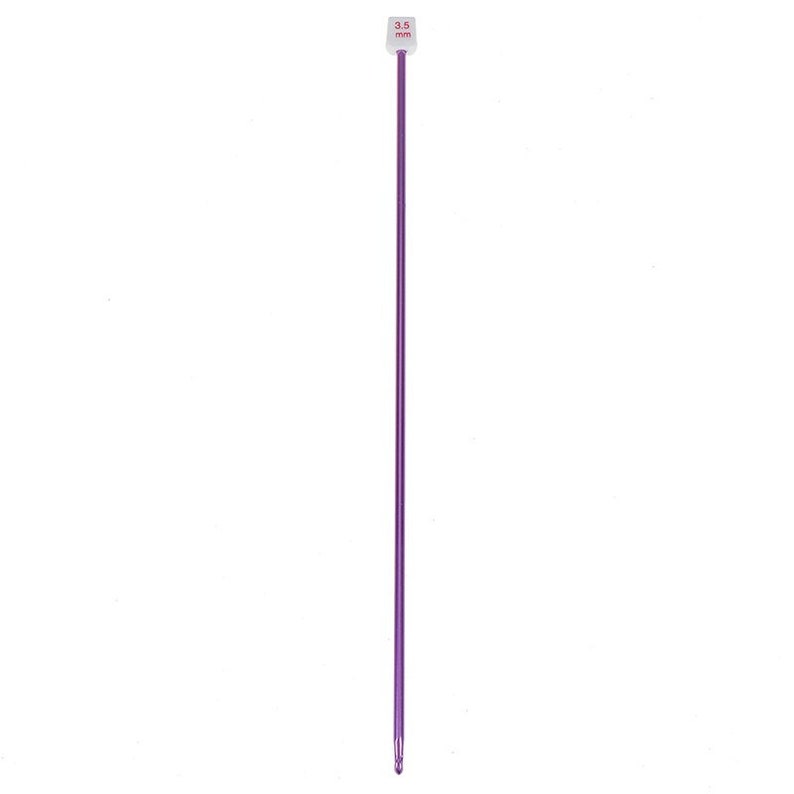 Peut inclure: Une aiguille &agrave; tricoter violette avec un embout en plastique blanc indiquant "3,5 mm".