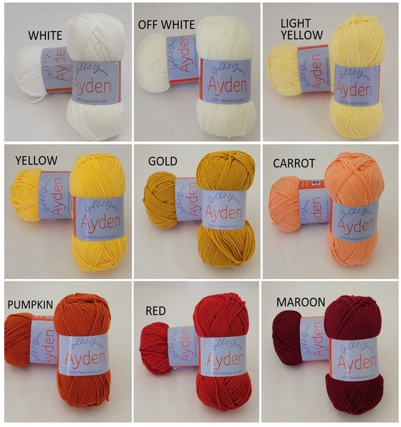 Op de afbeelding: Een verzameling Ayden-garen in verschillende kleuren: wit, gebroken wit, lichtgeel, geel, goud, wortel, pompoen, rood en bordeaux. Elke bol is voorzien van het merk en de vezelsamenstelling.