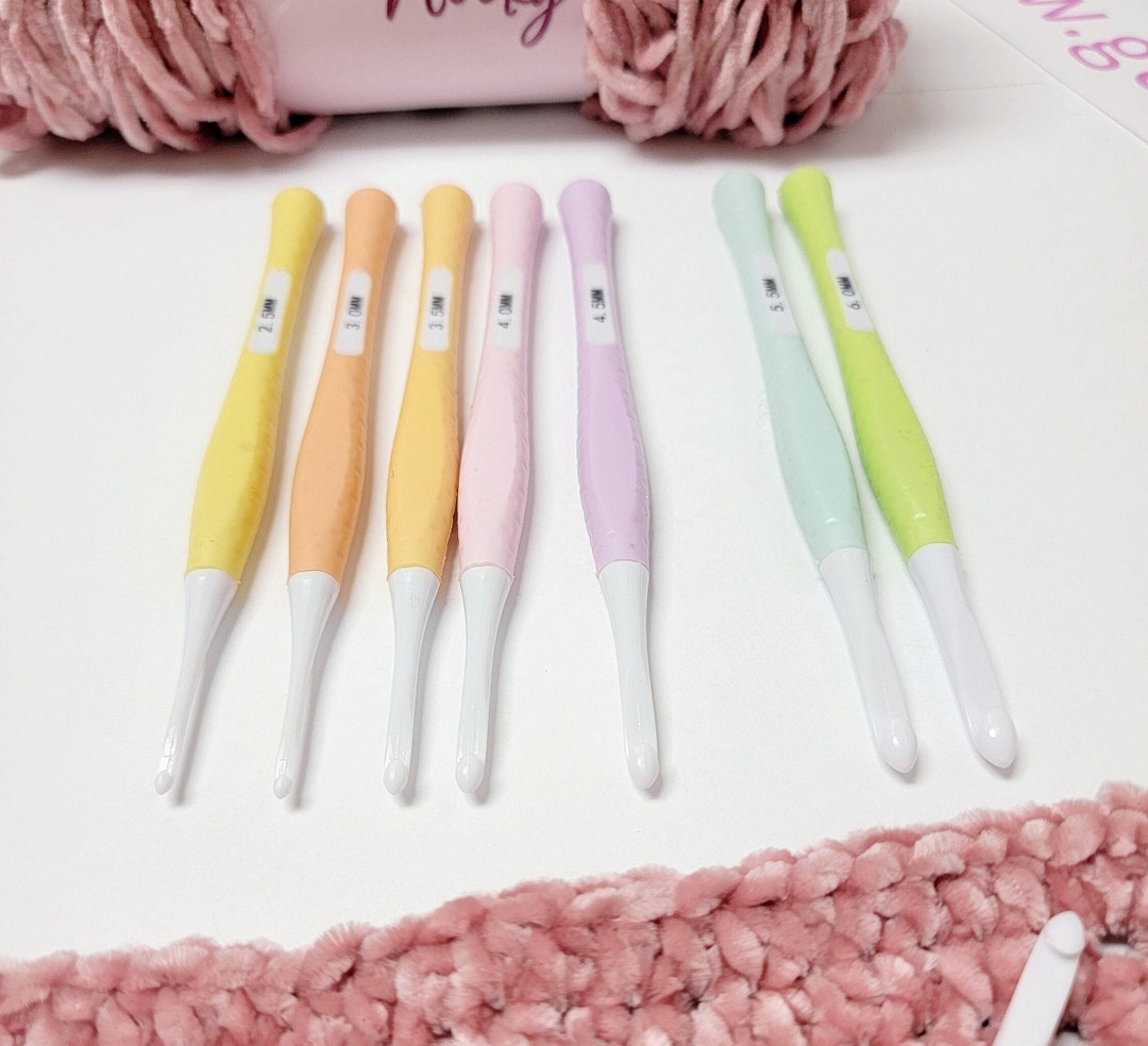 Crochet Hook Set Soft Rubberized Ergo Handle Includes 8 Hooks, Inline ...