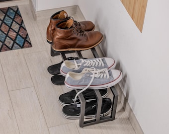 Zapatero metálico minimalista para recibidor, organizador moderno para espacios pequeños.