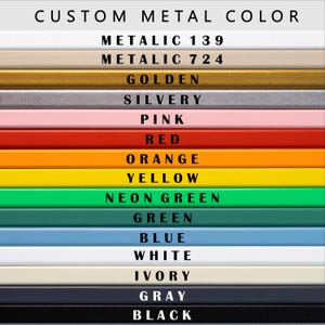 Op de afbeelding: Een kleurenkaart met diverse aangepaste metaalkleuren. De kaart bevat tinten als metallic, goud, zilver, roze, rood, oranje, geel, neon groen, groen, blauw, wit, ivoor, grijs en zwart. De tekst "CUSTOM METAL COLOR" staat bovenaan.