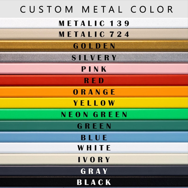 Op de afbeelding: Een kleurenkaart met diverse aangepaste metaalkleuren. De kaart bevat tinten als metallic, goud, zilver, roze, rood, oranje, geel, neon groen, groen, blauw, wit, ivoor, grijs en zwart. De tekst "CUSTOM METAL COLOR" staat bovenaan.