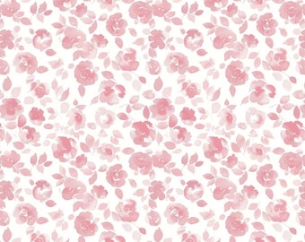 Op de afbeelding: Een naadloos patroon met roze rozen en bladeren in aquarel op een witte achtergrond. Het bloemmotief herhaalt zich over het hele oppervlak en creëert een delicate en romantische esthetiek. De rozen variëren in grootte en zijn omgeven door zachte groene bladeren.