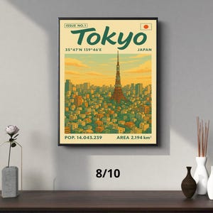 Può includere: Un poster in stile vintage con un'illustrazione grafica dello skyline di Tokyo, che presenta la Tokyo Tower. Il poster ha uno sfondo giallo con accenti verdi e arancioni. Il testo sul poster recita "ISSUE NO. 1 Tokyo 35°47′N 139°46′E GIAPPONE POP. 14.043.239 AREA 2.194 km² 8/10".