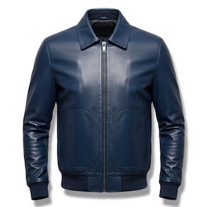 Pode incluir: Casaco de couro azul marinho com gola e fecho de correr. O casaco tem dois bolsos frontais e punhos e bainha canelados. É um estilo clássico, adequado para várias ocasiões.