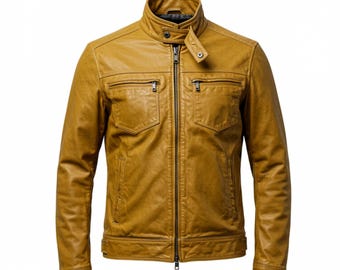 Könnte beinhalten: Senffarbene Lederjacke mit Stehkragen, zwei Brusttaschen und einem durchgehenden Reißverschluss. Die Jacke hat ein klassisches Design mit einer taillierten Passform, geeignet für verschiedene Anlässe.