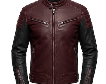 Puede incluir: Chaqueta de cuero burdeos con mangas negras. La chaqueta presenta un diseño acolchado en los hombros, cuello alzado y múltiples bolsillos con cremallera. Las mangas tienen cremalleras en los puños.