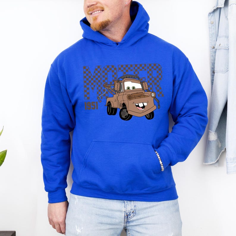 Sudadera con capucha de Lightning McQueen y Mater, personaje de Disney Mater, sudadera para viaje a Disneyland, sudadera con capucha de Mater, sudadera con capucha de Disneyland, regalo de cumpleaños de Disney imagen 6